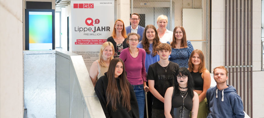 Zehn junge Menschen starten ins Lippe.Jahr